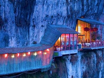 Begini Sensasi Bersantap di Restoran yang Menggantung di Tebing Gunung