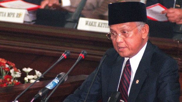 BJ Habibie di hadapan MPR setelah menjabat 17 bulan sebagai Presiden RI.