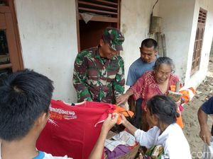 Kopassus Beri Bantuan ke Korban Banjir di Brebes Kopassus Beri Bantuan ke Korban Banjir di Brebes