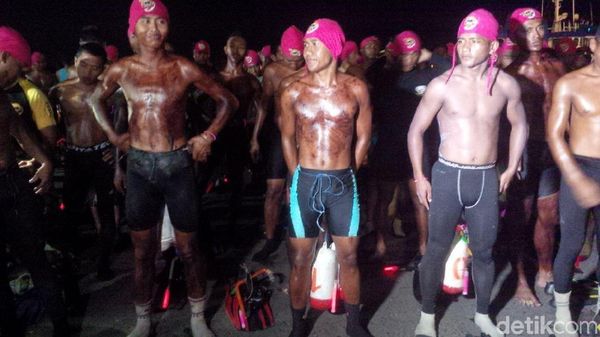 Foto: Aksi Prajurit Taklukkan Selat Sunda Selama 10 Jam