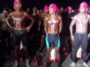 Foto: Aksi Prajurit Taklukkan Selat Sunda Selama 10 Jam