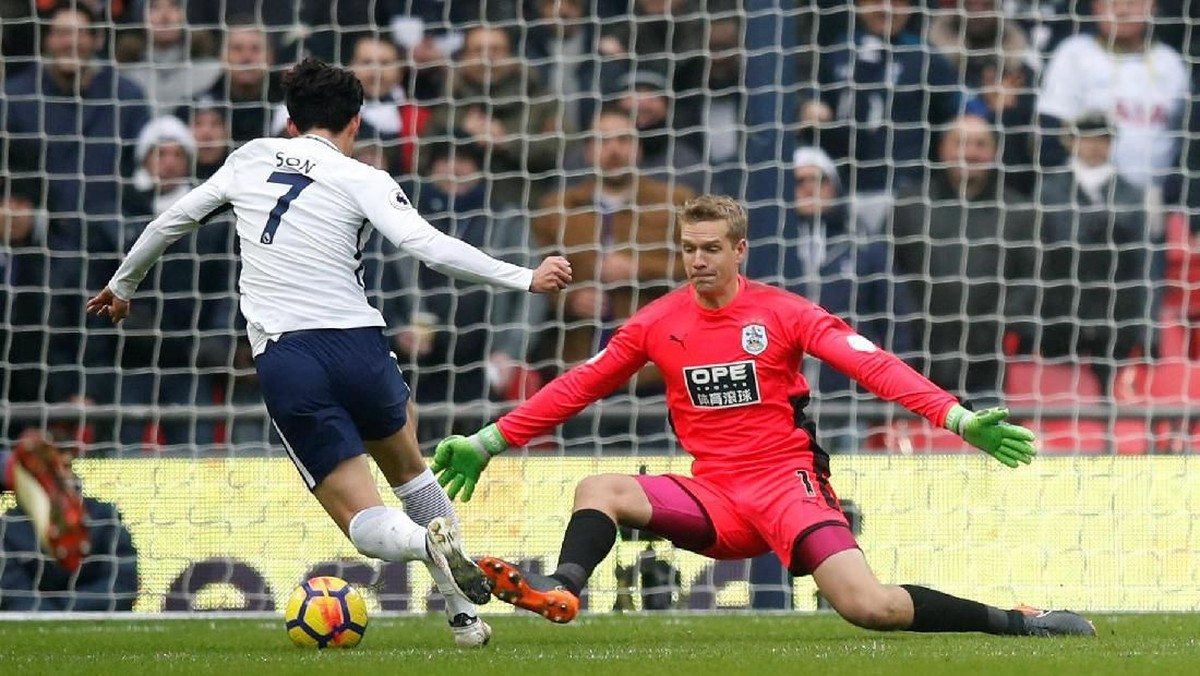 Gol Son Heung-min memberi Tottenham Hotspur keunggulan 1-0 atas Huddersfield Town di babak pertama. (Foto: Eddie Keogh/Reuters)