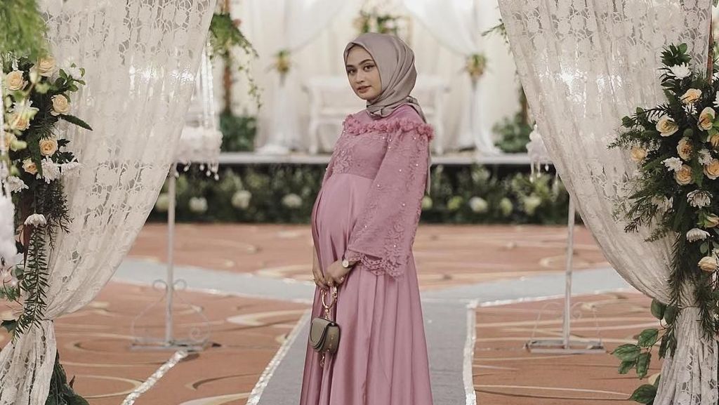 10 Inspirasi Gaya Busana Hijab Bridesmaid untuk Ibu Hamil