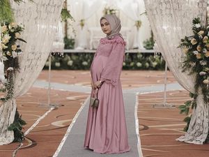 10 Inspirasi Gaya Busana Hijab Bridesmaid untuk Ibu Hamil