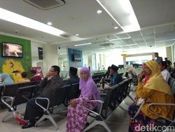 Ratusan Calon Jemaah Datangi Imigrasi Jaksel Buat Paspor Haji