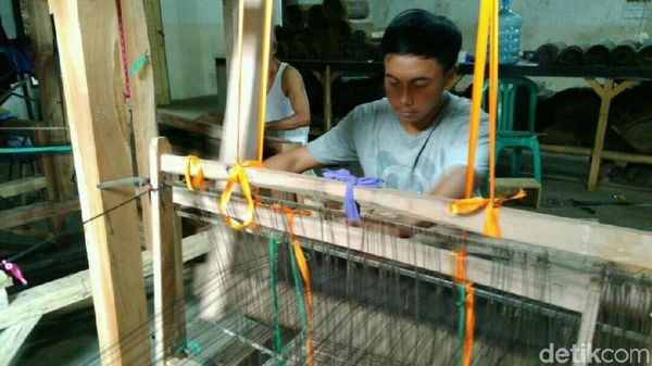 Keren Lho, Lidi Kelapa Ditenun Jadi Produk Bernilai Jual