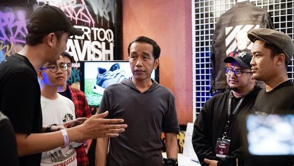 Gaya Jokowi Beli Sneaker Rp 380 Ribu dan Pesan Jaket
