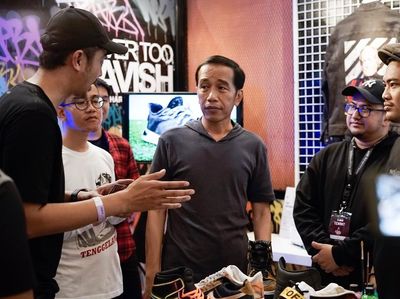 Gaya Jokowi Beli Sneaker Rp 380 Ribu dan Pesan Jaket