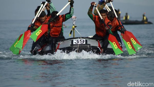 6 Jam Mendayung Taklukkan Selat Sunda, Para Prajurit Tiba di Merak
