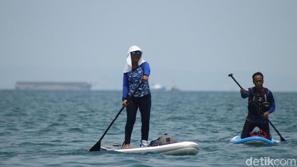 Aksi Susi Pudjiastuti Naik Paddle Board di Selat Sunda