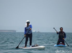 Aksi Susi Pudjiastuti Naik Paddle Board di Selat Sunda Aksi Susi Pudjiastuti Naik Paddle Board di Selat Sunda