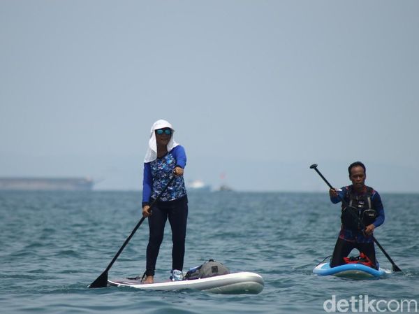 Aksi Susi Pudjiastuti Naik Paddle Board di Selat Sunda