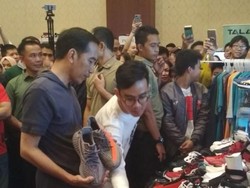 Bareng Gibran, Jokowi Berburu Sepatu di Jakarta Sneaker Day