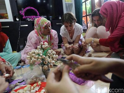 Keren! Kreasi Daur Ulang dari Kulit Bawang Putih