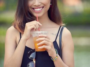 Mana yang Bikin Gigi Lebih Kuning, Teh atau Kopi?