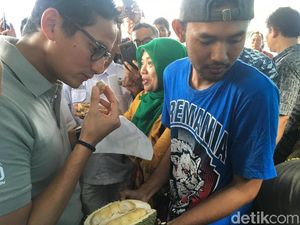 Foto: Sandiaga Tersengat Aroma Durian yang Bikin Gagal Fokus Foto: Sandiaga Tersengat Aroma Durian yang Bikin Gagal Fokus