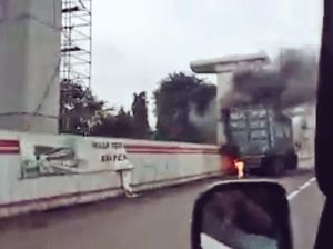Truk Terbakar di Tol Bekasi Timur, Lalin Macet