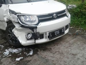 Makan Badan Jalan, Dua Mobil Ini Rusak Bertabrakan