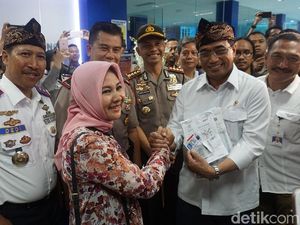 Menhub Bagikan SIM A Umum kepada Sopir Taksi Online di Bandung