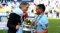 Carlos Tevez. Tiga kali Tevez menjuarai divisi teratas Liga Inggris, dua yang pertama bersama Manchester United musim 2007/2008 dan 2008/2009, lalu yang terakhir dengan Manchester City musim 2011/2012. (Foto: Alex Livesey/Getty Images)