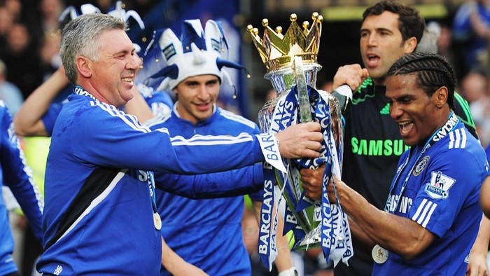 LONDON, ENGLAND - MAY 09:  Manager Carlo Ancelotti and Florent Malouda of Chelsea celebrate with the trophy after the Barclays Premier League match between Chelsea and Wigan Athletic at Stamford Bridge on May 9, 2010 in London, England. Chelsea won 8-0 to win the title.  (Photo by Shaun Botterill/Getty Images)