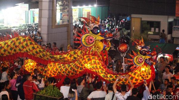 Parade Naga Bersinar dan Naga Langit di Pontianak