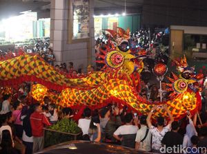 Parade Naga Bersinar dan Naga Langit di Pontianak