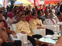 Anies-Sandi Kompak Pakai Baju Cheongsam di Festival Cap Go Meh