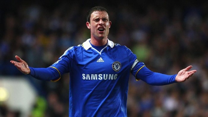 LONDON - NOVEMBER 12: Wayne Bridge of Chelsea looks despairing during the Carling Cup Fourth Round match between Chelsea and Burnley at Stamford Bridge on November 12, 2008 in London, England. (Photo by Mike Hewitt/Getty Images)