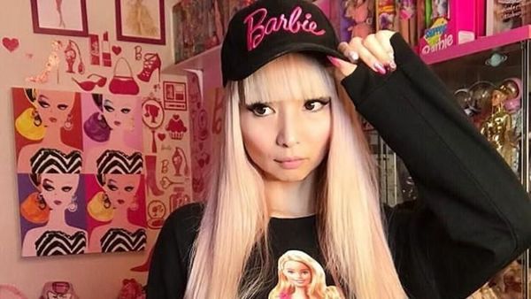 10 Potret Wanita yang Habiskan Rp 925 Juta Demi Hidup dengan Barbie