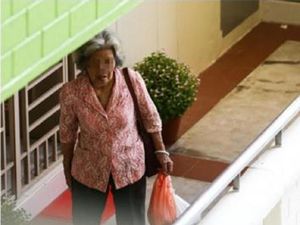 Bikin Haru! Ibu Ini Naik Bus Tiap Hari Kirimkan Makanan untuk Anaknya yang Depresi