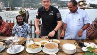 Begini Aksi Agus Yudhoyono Cicip Papeda hingga Burger Jumbo!