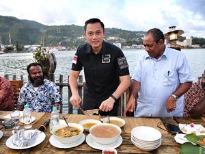 Begini Aksi Agus Yudhoyono Cicip Papeda hingga Burger Jumbo!