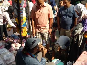 Pelanggan Puas dengan e-KTP Hasil Sulap Mang Ade