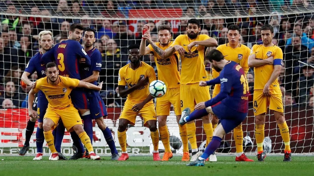 Tendangan bebas bintang Barcelona, Lionel Messi, menjebol gawang Atletico Madrid. (Foto: Juan Medina/REUTERS)