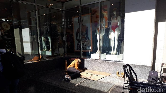 Penjagaan Jelang Oscar Diperketat, Polisi Singkirkan Pengemis di Hollywood/Highland Foto: Devy Octaviani/ detikHOT