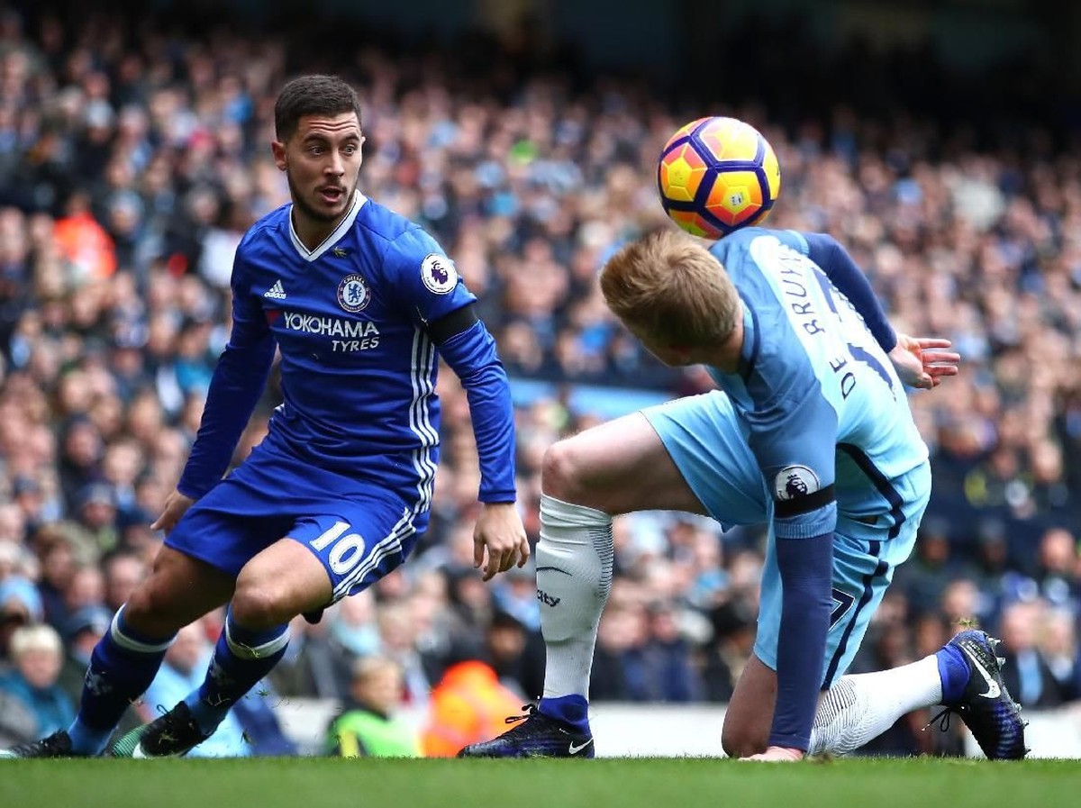 Eden Hazard vs Kevin De Bruyne di laga Manchester City vs Chelsea musim lalu. (Foto: Clive Brunskill//Getty Images)