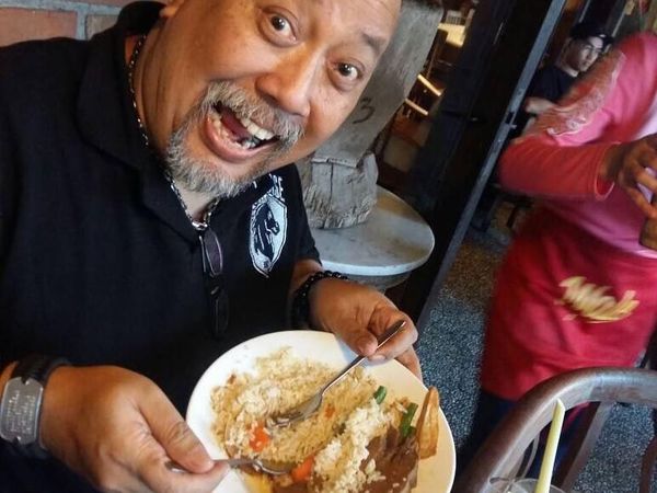 Wah Asyiknya! Doyan Makan Indro Warkop Selalu Berpose dengan Makanan
