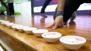 Foto: Lilin Menyala Tanda 4 Tahun Hilangnya MH370