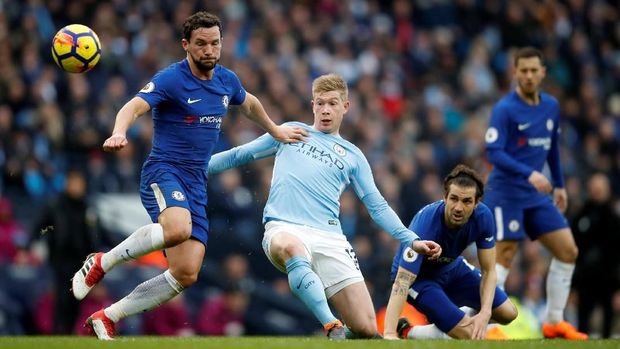 Pertahanan berlapis Chelsea sempat bikin City kesulitan cetak gol di babak pertama.