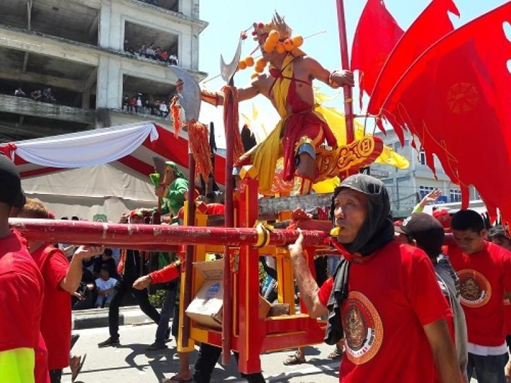 Begini Meriahnya Parade Cap Go Meh Singkawang 2018 Begini Meriahnya Parade Cap Go Meh Singkawang 2018