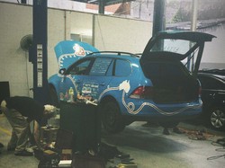 Mobil Listriknya Mogok Kena Banjir, Bule Ini Terdampar di Surabaya