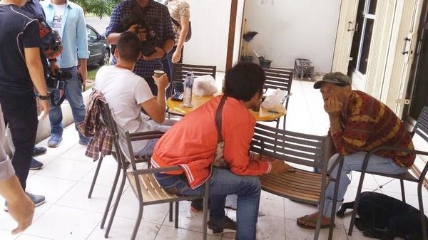 Foto: Ian Si Bule Luntang-lantung Saat Dibawa ke Imigrasi