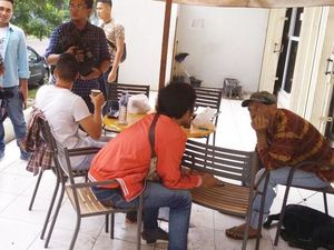 Foto: Ian Si Bule Luntang-lantung Saat Dibawa ke Imigrasi