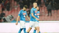 Kekalahan dari Roma memang tak mengubah posisi Napoli di puncak klasemen dengan 69 poin. Namun mereka kini cuma unggul satu angka dari Juventus yang juga masih punya satu laga tunda. Foto: Francesco Pecoraro/Getty Images