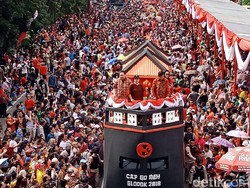 Warga Antusias Saksikan Karnaval Cap Go Meh, Ada yang Panjat Pohon