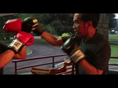 Foto: Tinju Lawan Ajudan, Begini Ekspresi Jokowi