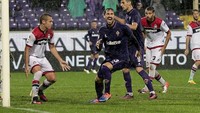 Dari Roma, karier Astori berlanjut ke Fiorentina. Di klub ini, pemain 31 tahun itu jadi andalan lalu dipercaya menjadi kapten. (Foto: Gabriele Maltinti/Getty Images)