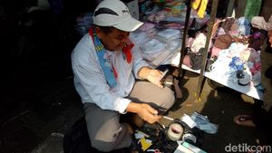 Melihat Mang Ade Sulap e-KTP Rusak dengan Alat Sederhana