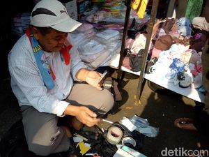 Melihat Mang Ade Sulap e-KTP Rusak dengan Alat Sederhana